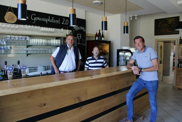 Hereinspaziert beim "Genussplatzerl": Bürgermeister Peter Stradner (r.) mit Franz Zweytick (l.) und Gerhard Sauer | Foto: Gemeinde