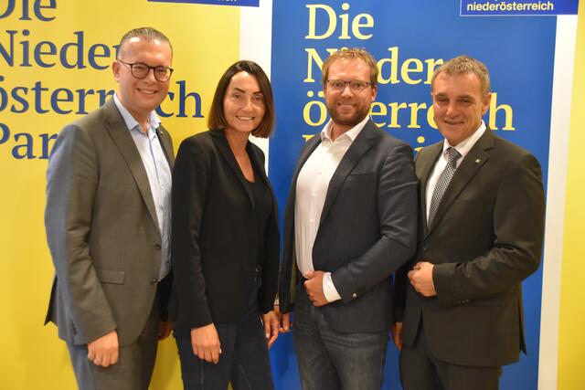 Andreas Pechgraber (2.v.r.) folgt Katja Seitner (2.v.l.) als ÖVP-Bezirksgeschäftsführer in Scheibbs nach. Landesgeschäftsführer Matthias Zauner (l.) und Bezirksparteiobmann Anton Erber (r.) gratulierten den beiden Funktionären in Scheibbs herzlich zu ihren neuen Positionen. | Foto: Roland Mayr