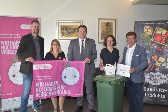 Norbert Schöpf (WIFI Tirol, Tourismus und Lebensmittelgewerbe), Stefanie Lehrner (United Against Waste), René Zumtobel (Umwelt-Landesrat), Ute Ammering (Agrarmarketing Tirol), Alfred Egger (ATM Abfallwirtschaft Tirol-Mitte) | Foto: René Rebeiz