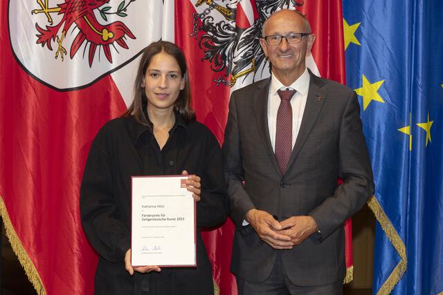 LH Anton Mattle überreicht den Förderpreis für zeitgenössische Kunst an Katharina Hölzl. | Foto: © Land Tirol/Die Fotografen