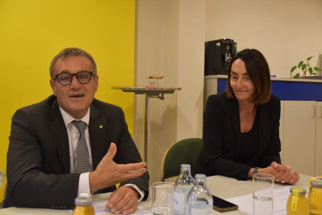 Landtagsabgeordneter Anton Erber verabschiedet die bisherige ÖVP-Bezirksgeschäftsführerin in Scheibbs. | Foto: Roland Mayr