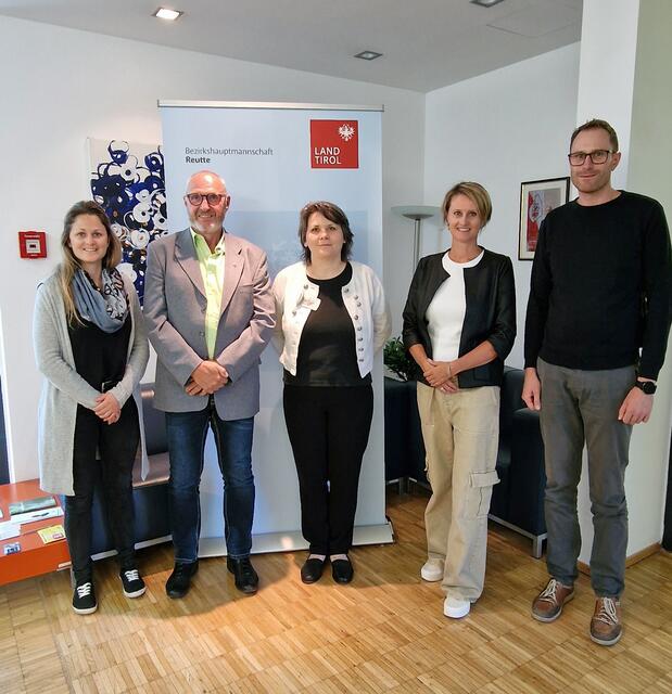 Bei der Angelobung v.l.: Katharina Specht (Gemeindeabt. BH Reutte), Bgm. Sieghard Wachter, Vizebürgermeisterin Christine Tschol, Bezirkshauptfrau Katharina Rumpf und Christoph Fringer (Gemeindeabt. BH Reutte). | Foto: BH Reutte