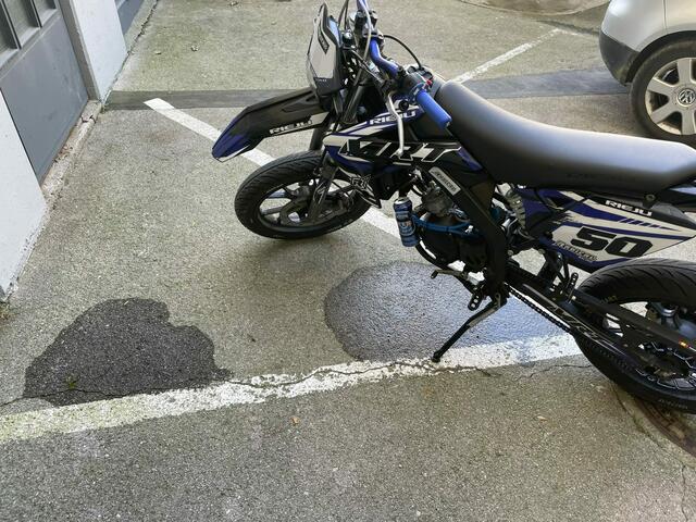 Ein defektes Moped hinterließ in der Mattersburger Innenstadt eine Ölspur. | Foto: Feuerwehr Mattersburg