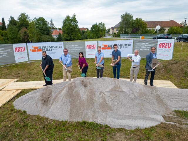 Baumeister Claus Enzenberger, Claus Pargfrieder MBA (AREV), Christa Sinzinger (AREV), Manuel Steindl (Fa. Brunner Bau), Sebastian Brunner, (Fa. Brunner Bau),  Gerald Hommer (AREV), Bgm. Erwin Stürzlinger. | Foto: Doms