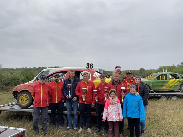 Obmann Josef Koppensteiner, Manuel Koppensteiner, Patrick Leutgeb, Alexander Prinz, Fabian Meneder, Daniel Prinz, Mia Meneder, Daniel Meneder und Daniela Meneder (v.l.)
vorne: Sophie und Denise Prinz | Foto: MSC NÖ Nord