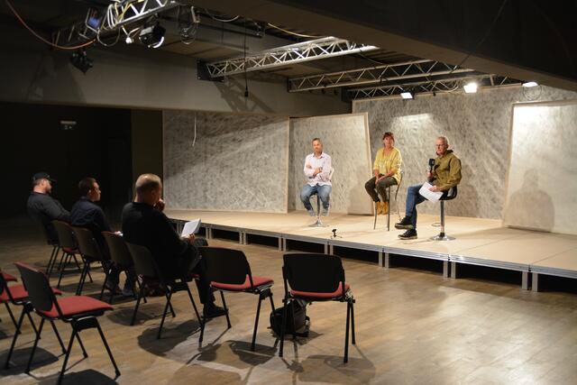 Im 250 Quadratmeter großen Theatersaal finden bei Bestuhlung bis zu 160 Personen, bei Stehkonzerten bis zu 300 Personen Platz.