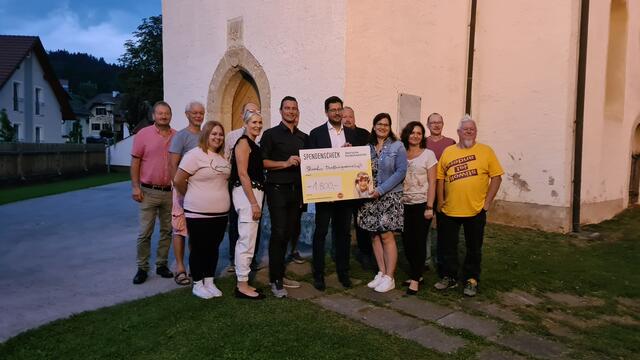 Die Stiwoller-Dorffestgemeinschaft konnte den Betrag von 1.800 Euro an die Steirische Kinderkrebshilfe, vertreten durch Obmann Mario Walcher, übergeben.  | Foto: ÖVP