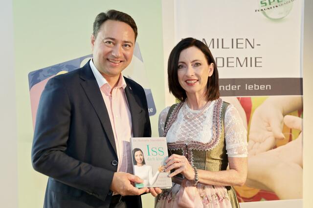 Familienreferent LH-Stellvertreter Manfred Haimbuchner (FPÖ) und Neurowissenschaftlerin Manuela Macedonia.  | Foto: Land OÖ/Daniel Kauder
