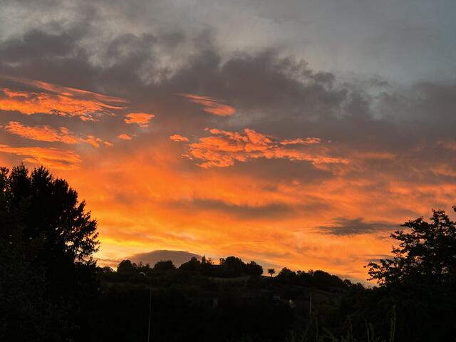 … 22. September/6.30 Uhr/ Wiesen 

Für einen kurzen Augenblick färbte sich der Himmel - früh morgens in Wiesen - in diese zum Herbst passenden, leuchtenden  Farben. 
 | Foto: Barbara Diewald 