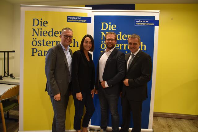 Andreas Pechgraber (2.v.r.) folgt Katja Seitner (2.v.l.) als ÖVP-Bezirksgeschäftsführer in Scheibbs nach. Landesgeschäftsführer Matthias Zauner (l.) und Bezirksparteiobmann Anton Erber (r.) gratulierten den beiden Funktionären in Scheibbs herzlich zu ihren neuen Positionen. | Foto: Roland Mayr