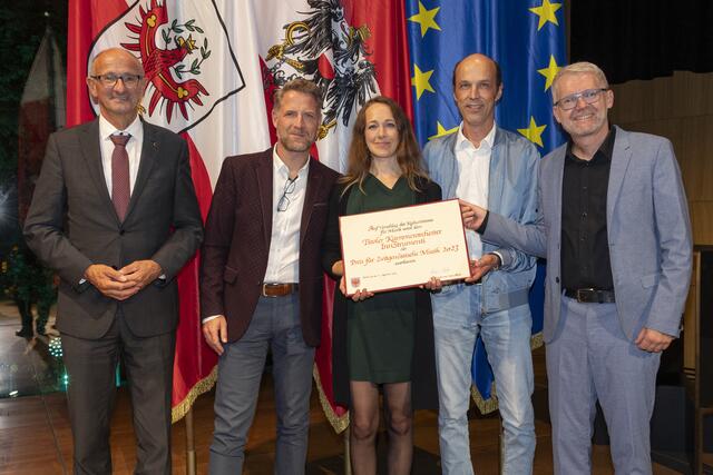 Das Kammerorchester InnStrumenti erhält den Preis für zeitgenössische Musik 2023. LH Anton Mattle gratuliert den PreisträgerInnen. | Foto: © Land Tirol/Die Fotografen