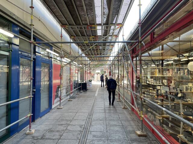 Im Ekazent wird gleichzeitig eingekauft und gebaut. Das fordert die Zusammenarbeit aller Betroffenen.  | Foto: Lisa Kammann