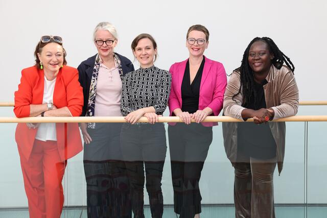 Von links: Jurymitglied Sabine Weißensteiner, Juryvorsitzende Petra-Maria Dallinger, Preisträgerin Barbara Rieger, Frauenstadträtin Eva Schobesberger und Abena Carty-Pinner, Frauenbeauftragte. | Foto: Stadt Linz