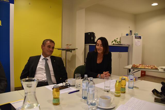 Landtagsabgeordneter Anton Erber verabschiedet die bisherige ÖVP-Bezirksgeschäftsführerin in Scheibbs. | Foto: Roland Mayr