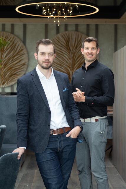 Julian und Florian Mayer haben das Familienhotel nun offiziell übernommen. | Foto: Familux Resorts