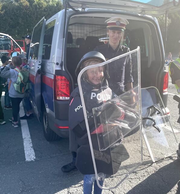 Die SchülerInnen durften an diesem Tag die Ausrüstung der Polizei anprobieren.