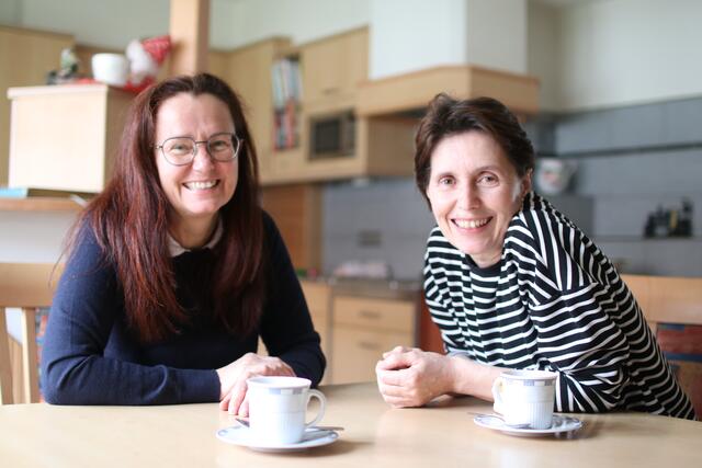 Jovita Hall vom Mobilen Palliativteam der Caritas unterstützte Maria Radner im letzten Jahr bei der Begleitung ihrer Schwester. (v.l.) | Foto: Caritas