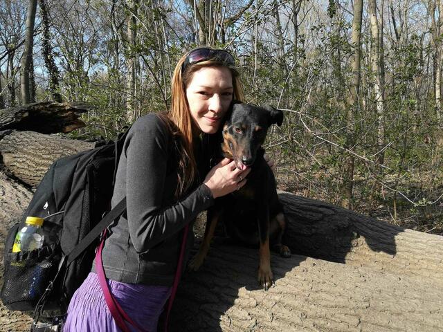 Sana Holzinger fand gemeinsam mit Hündin Lola ihre Berufung im Trainieren von Hunden. | Foto: Sana Holzinger