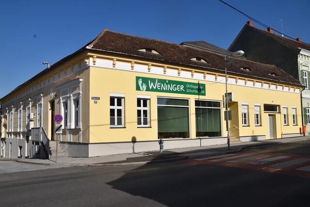 Das neue Geschäftslokal der Orthopädieschuhtechnik Weninger wurde neu gestaltet und fügt sich weiterhin nahtlos ins Ortsbild ein. | Foto: Michael Strini