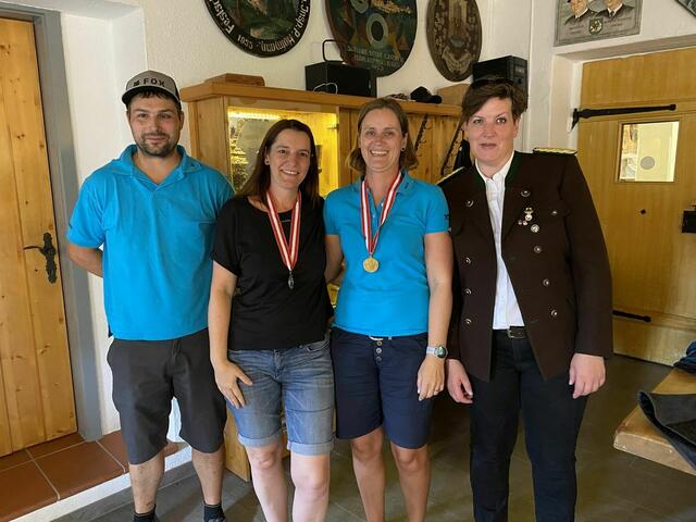 von links nach rechts: Bez.-Sportleiter Seifert Tobias, Neuner Karin, Seifert Petra und Bez. OSM Walzthöni Barbara
 | Foto: Marco Neuner