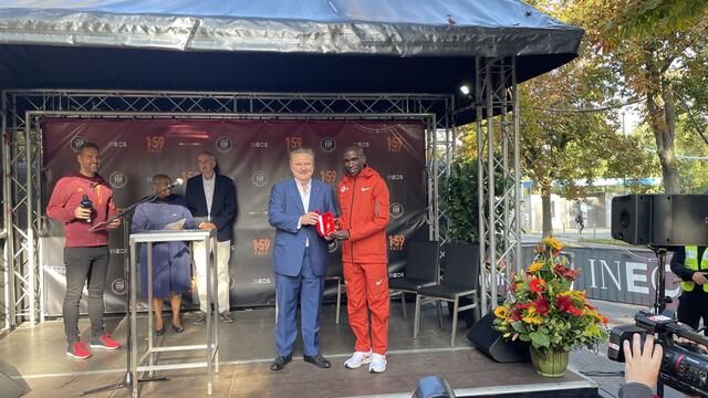 Spitzenläufer Eluid Kipchoge (r.) wurde von Bürgermeister Michael Ludwig (SPÖ) der Wiener Rathausmann verliehen. | Foto: Kathrin Klemm