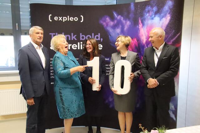 Freude über zehn erfolgreiche Unternehmensjahre: Bgm. Vinzenz Knor., LAbg. Verena Dunst, Standortleiterin Barbara Stoik, Österreich-Geschäftsführerin Sylvia Resetarits, Vorstand Ralph Gillessen (von links).