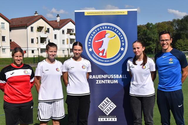 Erfolgreiche Verbindung zwischen Fußball und Schule: Susanna Koch-Lefevre, Sarah Gabriel, Leonie Pinter, Amelie Fritz (alle SPG Südburgenland/TSV Hartberg) und FFZ-Leiter Joachim Steiner | Foto: Michael Strini