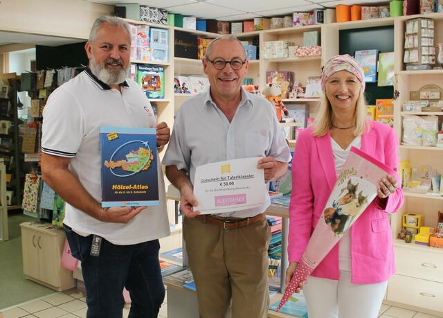 Vizebürgermeister Robert Fehervary, Wolfgang Alexowsky und Bürgermeisterin Monika Obereigner-Sivec freuen sich über die Gemeindeaktion Schulstartgutschein für alle Taferlklassler | Foto: Gemeinde Groß-Enzersdorf