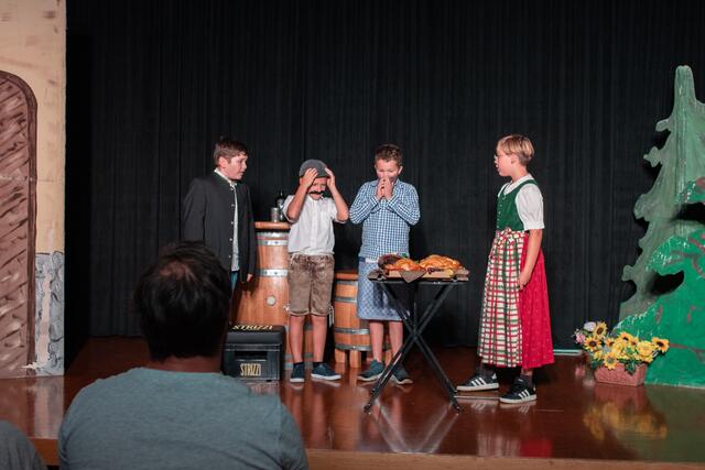 Eine tolle Leistung haben die Schülerinnen und Schüler der 4b Klasse Volksschule in Ried im Traunkreis auf der Bühne gezeigt. | Foto: Elisabeth Leumüller