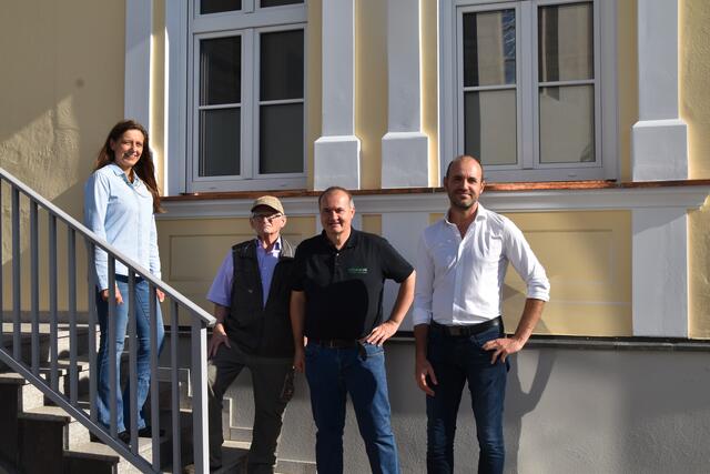 Neues im alten Stil bewahrt den historischen Charakter: Ilse Weninger-Graf, Stefan Stumpf, Josef Weninger, Tim Schöberl | Foto: Michael Strini