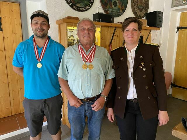 von links nach rechts: Bez.-Sportleiter Seifert Tobias, Schwaiger Arnold und Bez. OSM Walzthöni Barbara
 | Foto: Tiroler Schützenbund