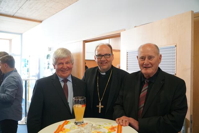 Ein Bild vom Dekanatstag 2018 im Bezirk Reutte: Hermann Glettler (Mitte) mit Dekan Franz Neuner (li) und Alt-Dekan Mons. Ernst Pohler. | Foto: Archiv