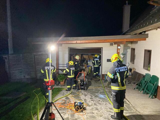 Zwei Katzen, die sich in der Wohnung befanden, konnten von der Feuerwehr nur mehr tot geborgen werden.