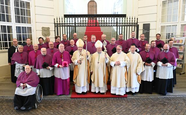 Die Chorherren mit Kardinal Schönborn und Propst Anton | Foto: kathbild.at/Franz Josef Rupprecht