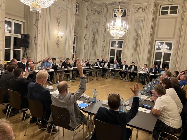 Einstimmigkeit prägte die Gemeinderatssitzung vom 28. September. 29 Tagesordnungspunkte wurden fast ohne Wortmeldung und mit nur wenigen Stimmententhaltungen (bei Berichten über Baufortschritte Umbau Schloss Gainfarn) in einer guten Stunde abgewickelt. | Foto: Stockmann