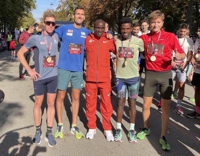 Eluid Kipchoge (Mitte) mit den Laufprofis Peter Herzog, Andreas Vojta und Lemawork Ketema (v.l.) bei der "INEOS 1:59 Pace Challenge". | Foto: Kathrin Klemm
