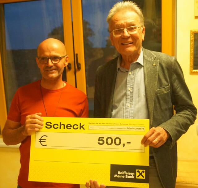 Präsident Bolech überreicht Bruder Georg den Spendenscheck