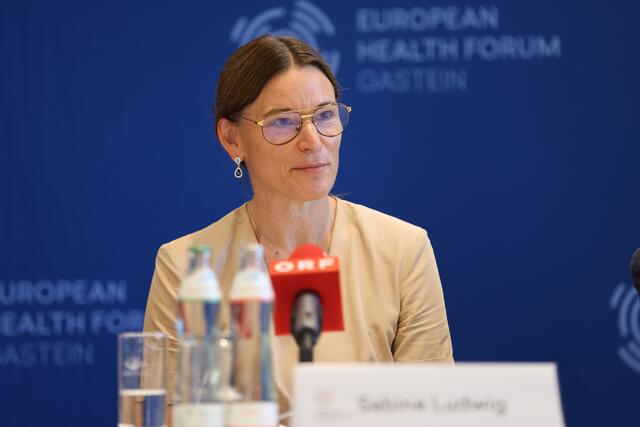 Sabine Ludwig weist darauf hin, dass die Pflege eine Frauendomöne ist und dass man auf die weiblichen Mitarbeiter mehr eingehen soll. | Foto: European Health Forum Gastein