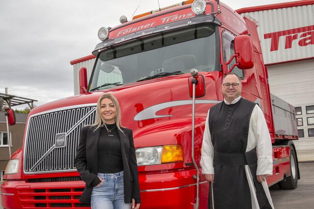 Initiator Dechant Pater Otto Rothammer und Firmenchefin Claudia Foisner mit jenem Lkw, der am 24. Dezember zum „Christkindl-Truck“ für die Pfarren des Dekanats St. Johann/Wbg. umfunktioniert wird. | Foto: beha-pictures