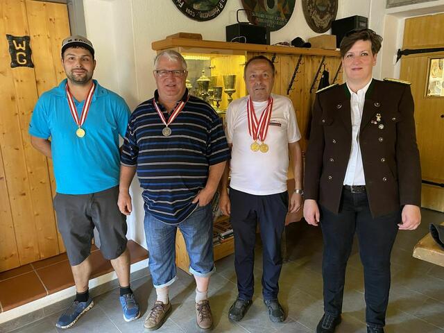 von links nach rechts: Bez.-Sportleiter Seifert Tobias, Ladner Klaus, Mallaun Stefan und Bez. OSM Walzthöni Barbara
 | Foto: Marco Neuner