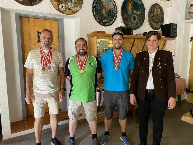 von links nach rechts: Neuner Marco, Schranz Martin, Seifert Tobias und Bez. OSM Walzthöni Barbara 
 | Foto: Karin Neuner