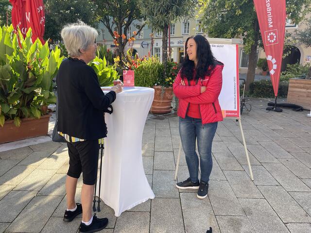Marion Payr vom Team Graz-Umgebung Nord für MeinBezirk.at im Gespräch mit einer interessierten Bürgerin | Foto: RegionalMedien Steiermark