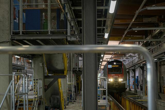 Neuer Zug fährt in die neu errichtete Werkshalle von ÖBB Train Tech in Innsbruck-Wiltenberg ein. | Foto: © ÖBB/Emanuel Kaser 