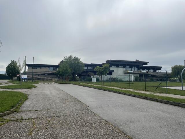 Jetzt steht dem Umbau und der Sanierung des Hallenbads in Neusiedl am See nicht mehr im Wege - der Gemeinderat beschloss am Donnerstag die Verträge.  | Foto: Victoria Nagy