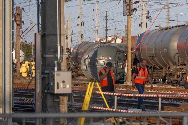 Am Welser Bahnhof ist ein Güterzug entgleist – zumindest einige der Kesselwaggons seien laut ersten Berichten mit Gefahrstoffen gefüllt. | Foto: laumat.at