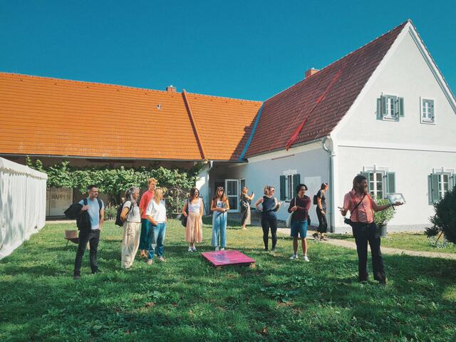 David Kranzelbinder erläuterte das Pavelhaus in Laafeld. | Foto: Gabrijela Mamić