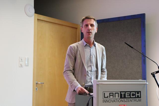 Lantech Geschäftsführer Stefan Krismer bedankte sich für das zahlreiche Erscheinen. | Foto: Celina Leitner