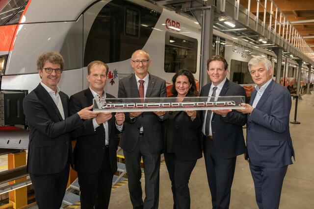 Alexander Jug (VVT), Klaus Garstenauer (ÖBB PV), LH Anton Mattle, Sandra Gott-Karlbauer (GF ÖBB Train Tech), LR Rene Zumtobel, Arnulf Wolfram (Siemens) v.l. | Foto: © ÖBB/Emanuel Kaser 