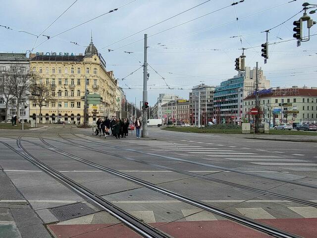 Für Menschen, die zu Fuß oder mit dem Rad unterwegs sind, ist die Überquerung des Gürtels von der inneren zur äußeren Mariahilfer Straße und vica versa ein Hindernis.  | Foto: Salme Taha Ali Mohamed