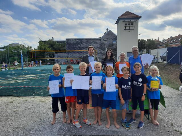 Rainer Anhammer (Zweigstellenleiter WIFI Mödling), Milica Markovic (Junior Achievement Austria), Direktorin Andrea Märzweiler (Volksschule Pfaffstätten) und der Abgeordnete zum NÖ Landtag sowie Pfaffstättens Bürgermeister, Christoph Kainz, gratulierten den Volksschülern zu ihrem gelungenen Projekt. | Foto: VS Pfaffstätten